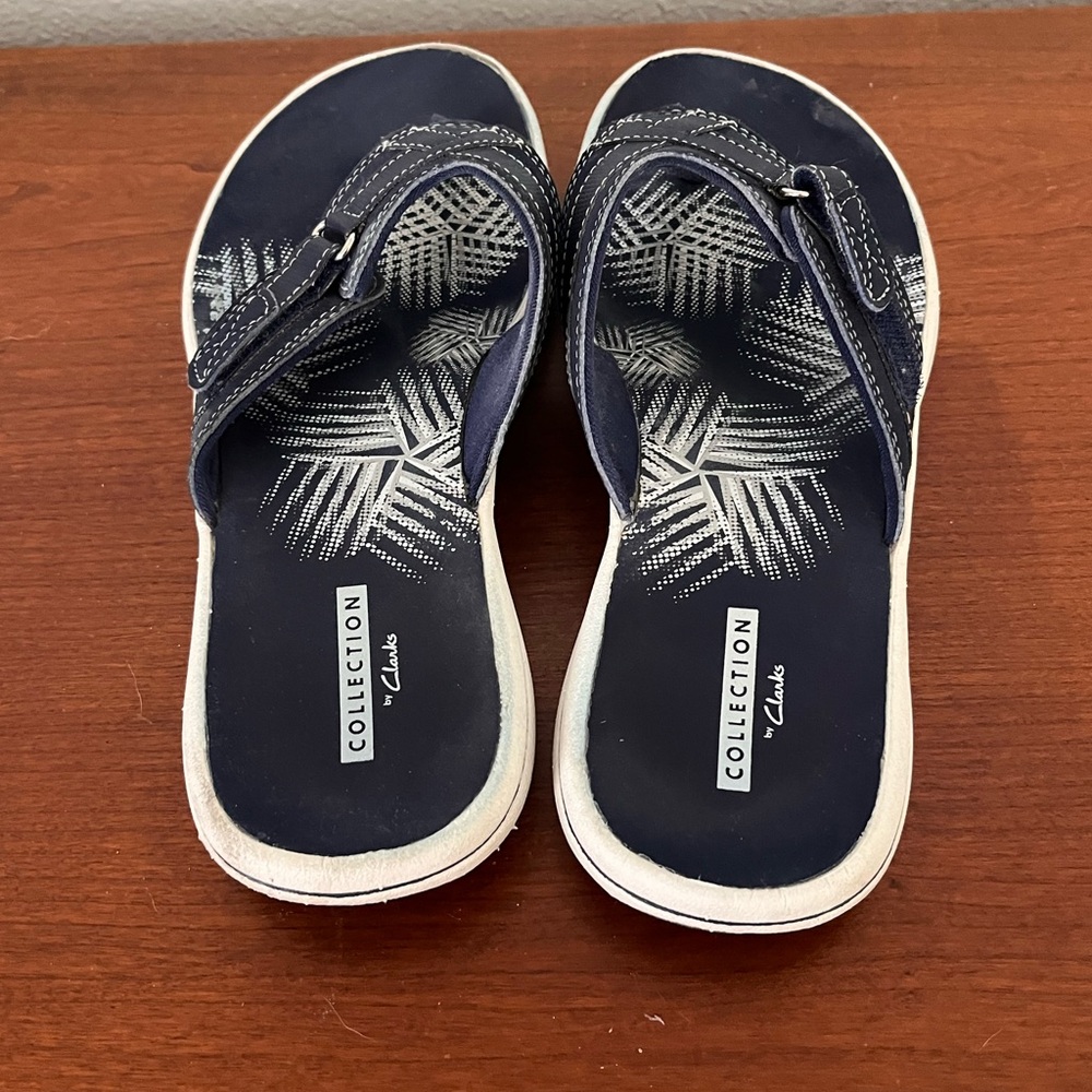 Clarks Brinkley Sea Cloudsteppers flip flops in navy - Picture 3 of 7